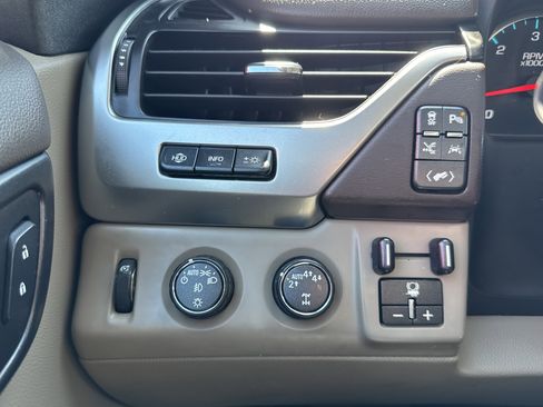 Used 2017 Chevrolet Suburban Premier image 27