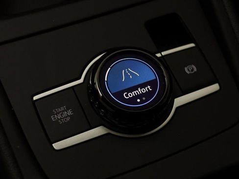 New 2025 Volkswagen Tiguan SE image 11