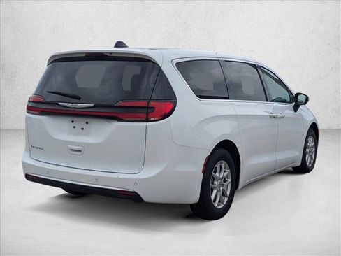 Used 2023 Chrysler Pacifica Touring-L FWD image 5