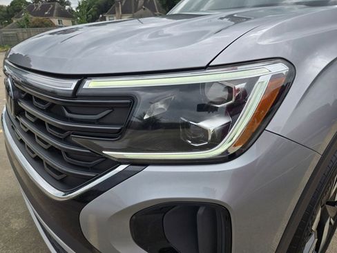 Used 2025 Volkswagen Atlas Cross Sport SE AWD/4WD image 9