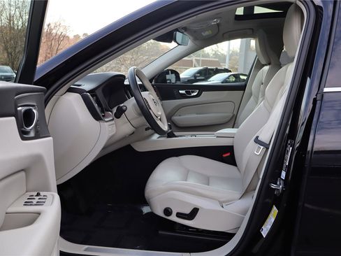 Used 2021 Volvo XC60 T5 Momentum w/ Premium Package image 14