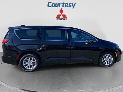 Used 2025 Chrysler Pacifica Select FWD image 7