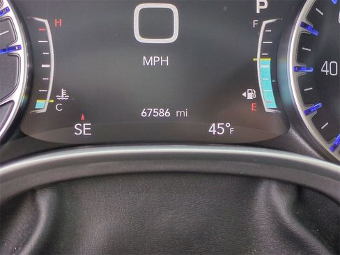 Used 2023 Chrysler Pacifica Touring-L image 17