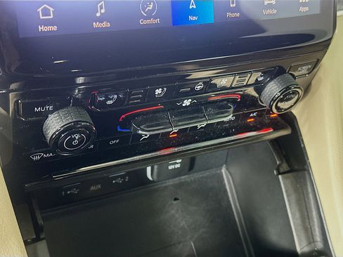 Used 2023 Jeep Grand Cherokee Limited w/ Luxury Tech Group II RWD image 23