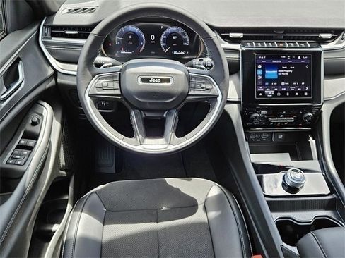 Used 2024 Jeep Grand Cherokee L Laredo image 5