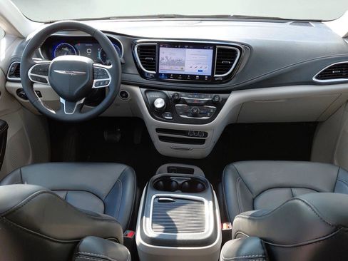 Used 2024 Chrysler Pacifica Touring-L AWD/4WD image 40