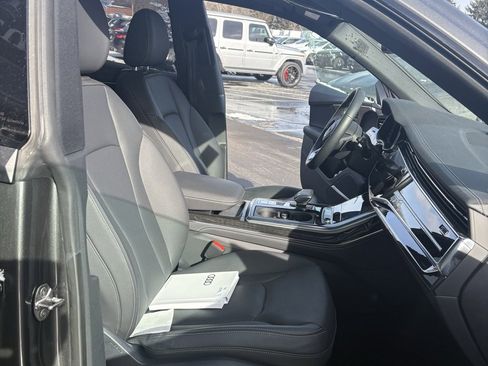Used 2025 Audi Q8 Premium Plus image 21
