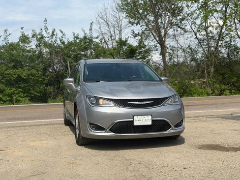 Used 2017 Chrysler Pacifica Touring-L image 13