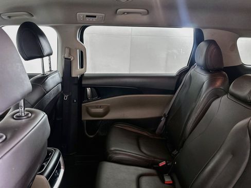 Used 2025 Kia Carnival FWD image 31