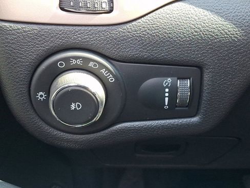 Used 2018 Jeep Cherokee Latitude w/ Cold Weather Group image 22