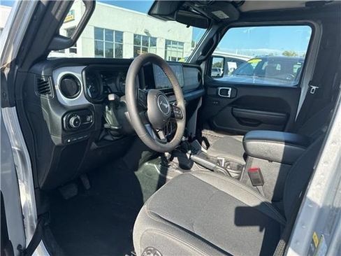 Used 2024 Jeep Wrangler Unlimited AWD/4WD image 10