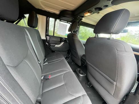 Used 2018 Jeep Wrangler Unlimited Sahara w/ Connectivity Group AWD/4WD image 13