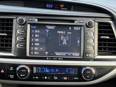 Used 2019 Toyota Highlander SE AWD/4WD image 17