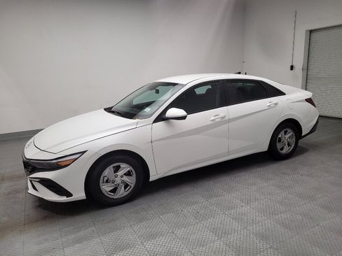 Used 2025 Hyundai Elantra SE w/ Cargo Package FWD image 2