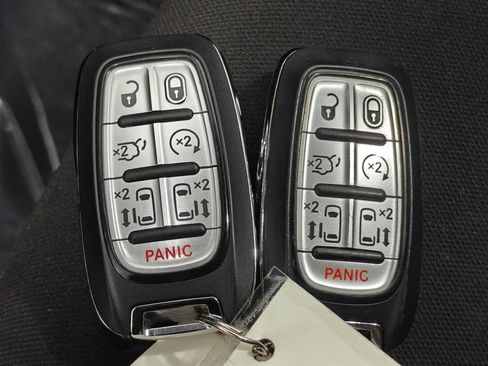 Used 2023 Chrysler Pacifica Touring FWD image 10