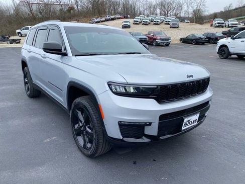 Used 2025 Jeep Grand Cherokee L Limited w/ Luxury Tech Group II image 4