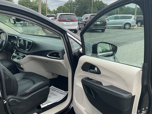 Used 2024 Chrysler Pacifica Touring-L FWD image 30