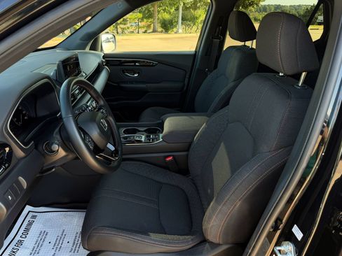 Used 2025 Honda Pilot Sport image 10