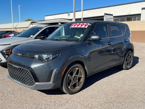 Used 2023 Kia Soul EX image 3