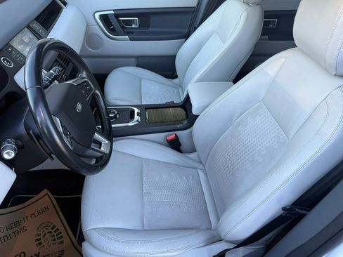 Used 2019 Land Rover Discovery Sport SE image 11