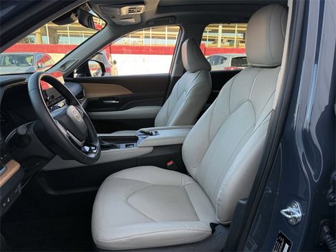 Used 2025 Toyota Grand Highlander AWD image 29