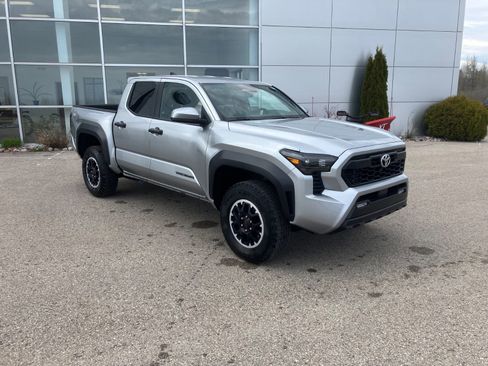 Used 2025 Toyota Tacoma TRD Off-Road AWD/4WD image 7