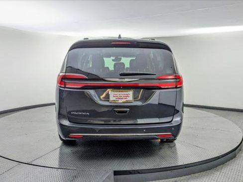 Used 2021 Chrysler Pacifica Touring-L image 7