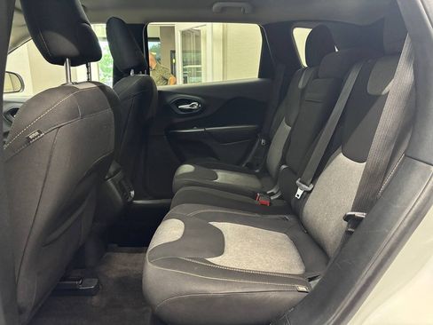 Used 2016 Jeep Cherokee Sport FWD image 17