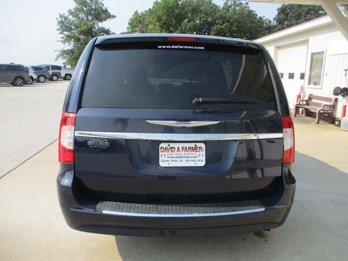 Used 2014 Chrysler Town & Country Touring FWD image 5