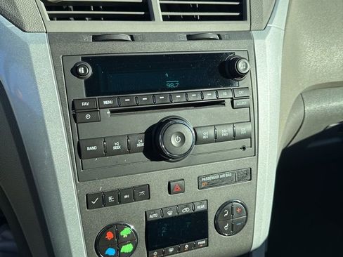 Used 2010 Chevrolet Traverse LT image 10