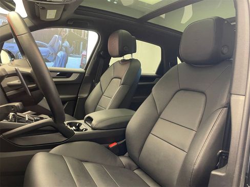 Used 2025 Porsche Cayenne image 5