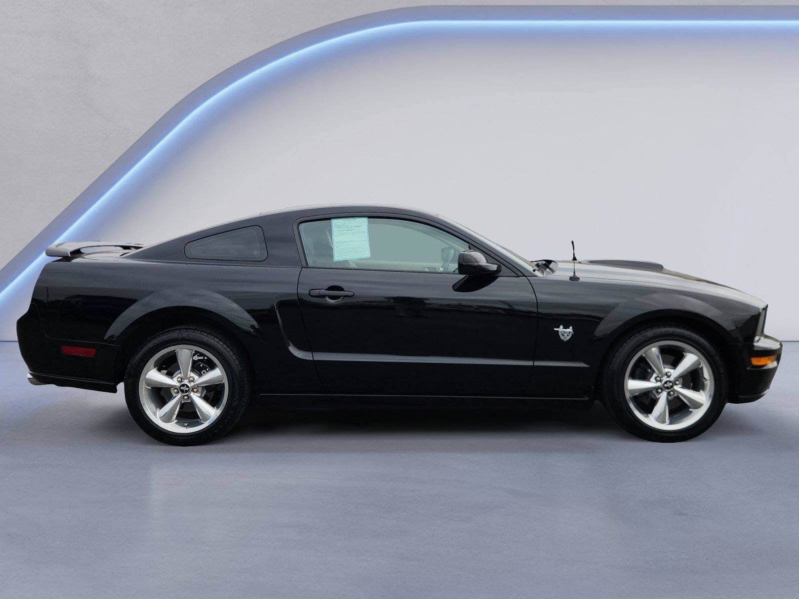 Used 2009 Ford Mustang GT RWD image 2
