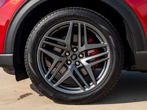 Used 2025 Ford Explorer ST-Line w/ Premium Package image 4