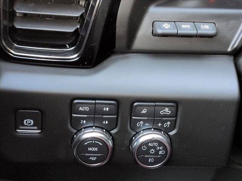 Used 2025 GMC Sierra 1500 AT4 w/ Technology Package AWD/4WD image 17