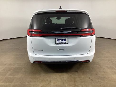 Used 2024 Chrysler Pacifica Touring-L FWD image 10