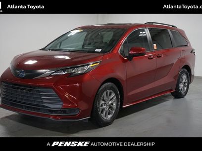 Used 2022 Toyota Sienna LE w/ LE Plus Package