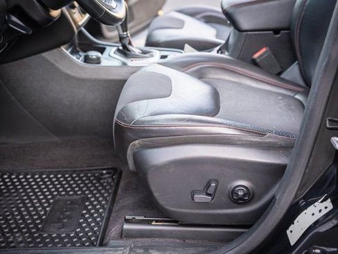 Used 2018 Jeep Cherokee Trailhawk w/ Cold Weather Group image 13