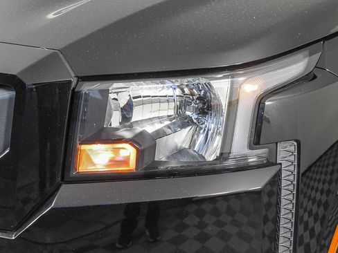 Used 2024 Nissan Frontier SV image 4