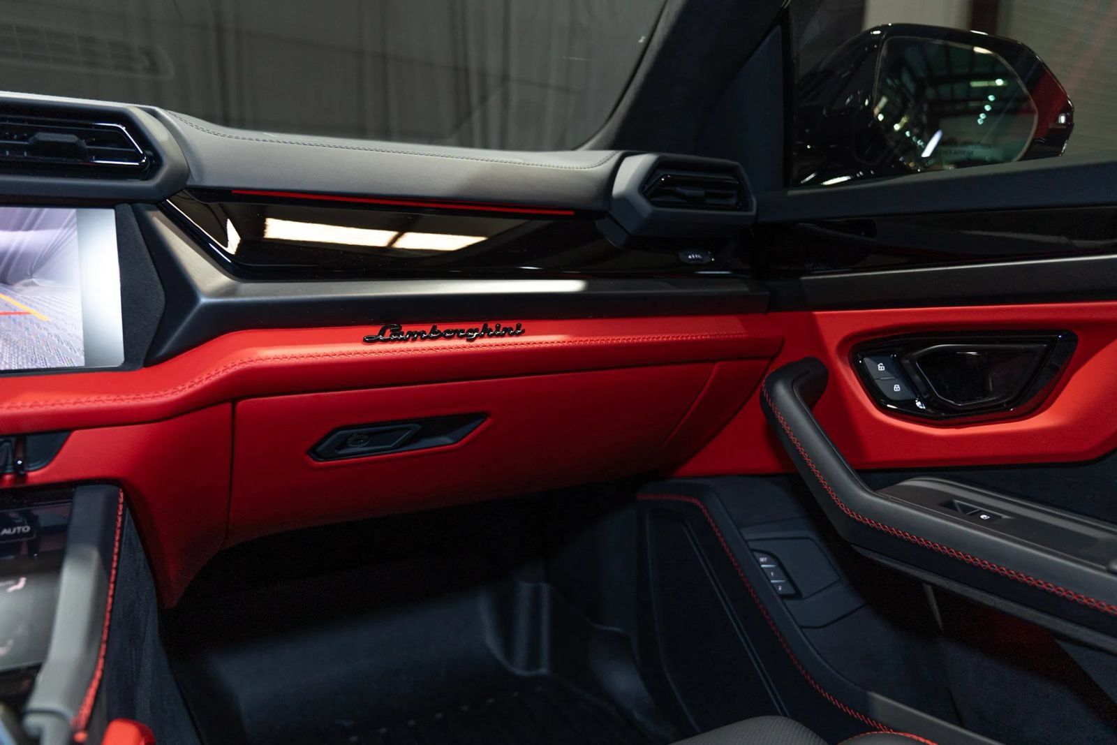 Used 2025 Lamborghini Urus SE AWD/4WD image 24