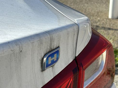 Used 2017 Chevrolet Malibu Hybrid w/ Leather Package image 7