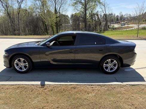Used 2017 Dodge Charger SE image 4