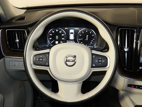 Used 2021 Volvo XC60 T5 Momentum w/ Premium Package image 30