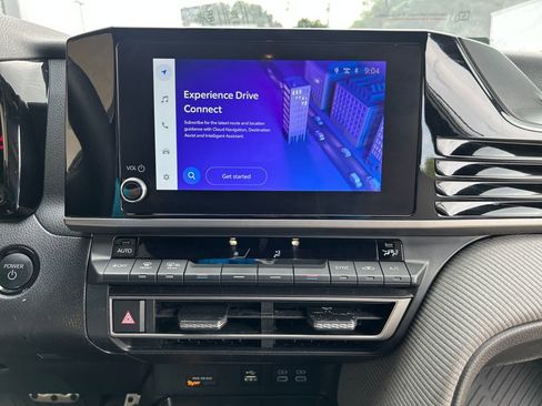 Used 2025 Toyota Camry SE w/ Convenience Package image 16