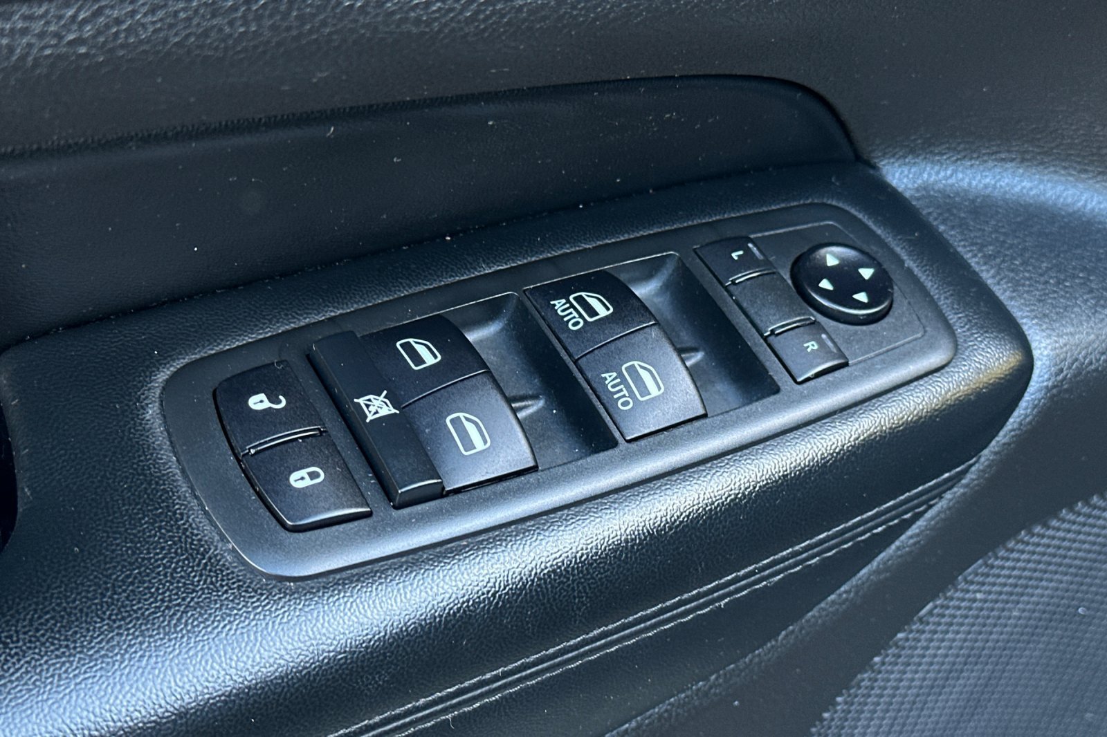 Used 2020 Jeep Grand Cherokee Altitude AWD/4WD image 14