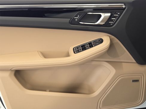 Used 2026 Porsche Macan image 14