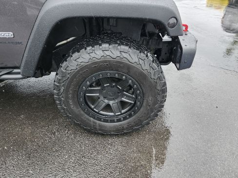 Used 2018 Jeep Wrangler Rubicon AWD/4WD image 8