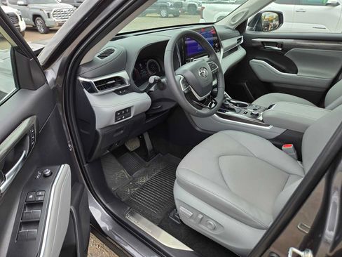 Certified 2025 Toyota Highlander Platinum AWD/4WD image 21