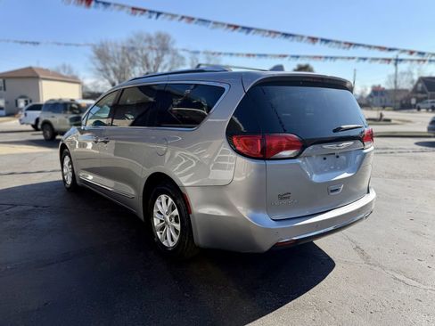 Used 2019 Chrysler Pacifica Touring-L FWD image 6