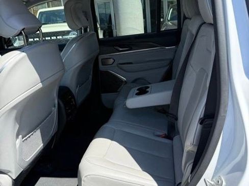Used 2023 Jeep Grand Cherokee Overland w/ Luxury Tech Group IV AWD/4WD image 9