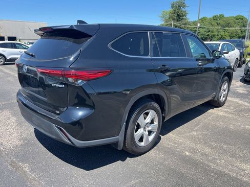 Used 2023 Toyota Highlander LE AWD/4WD image 3